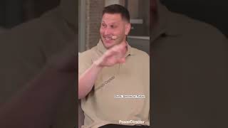 Niklas Süle gönnt sich ein Cheeseburger während Interview😂😂😂 #bundesliga