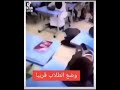بكاء جماعي لطلاب حزنا على توديع معلم 