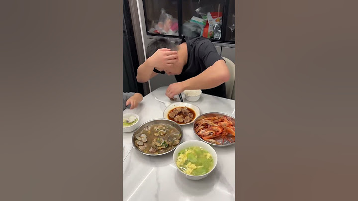 兒子吃飯總是用手，看爸爸是如何教育的！