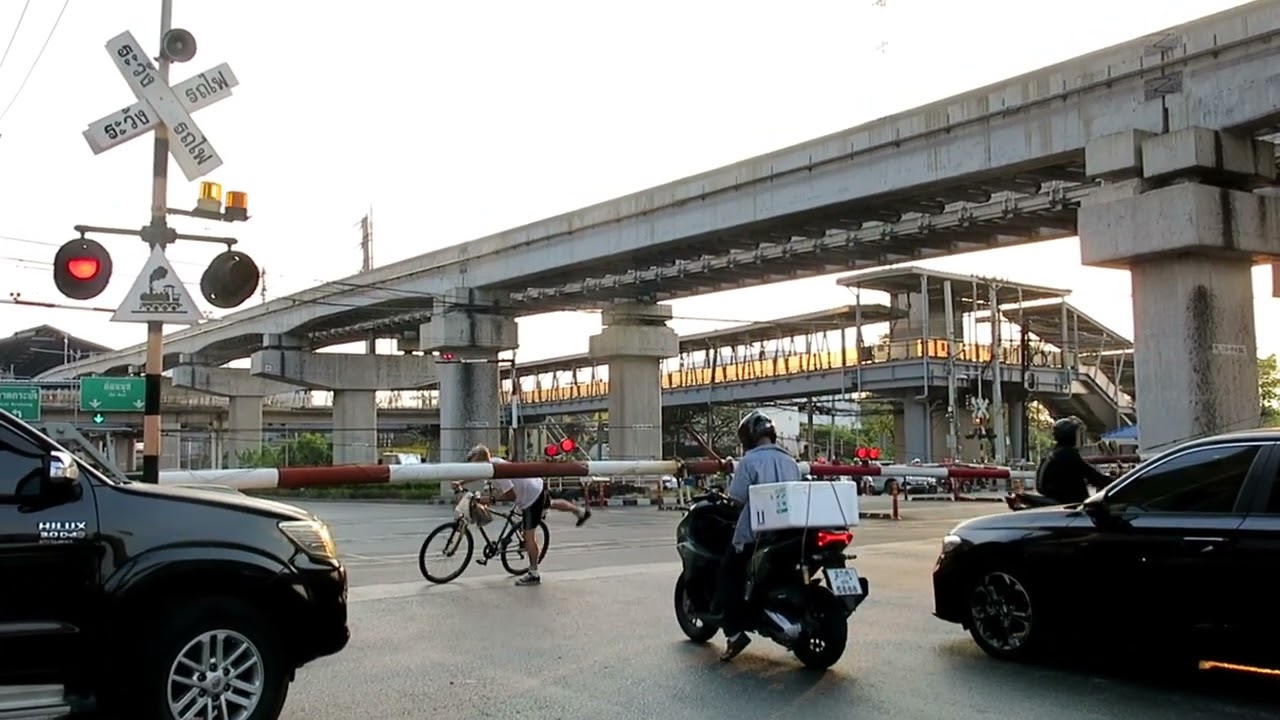 ขบวนธรรมดา 391 | ผ่านซุ้มเครื่องกั้นถนนศรีนครินทร์