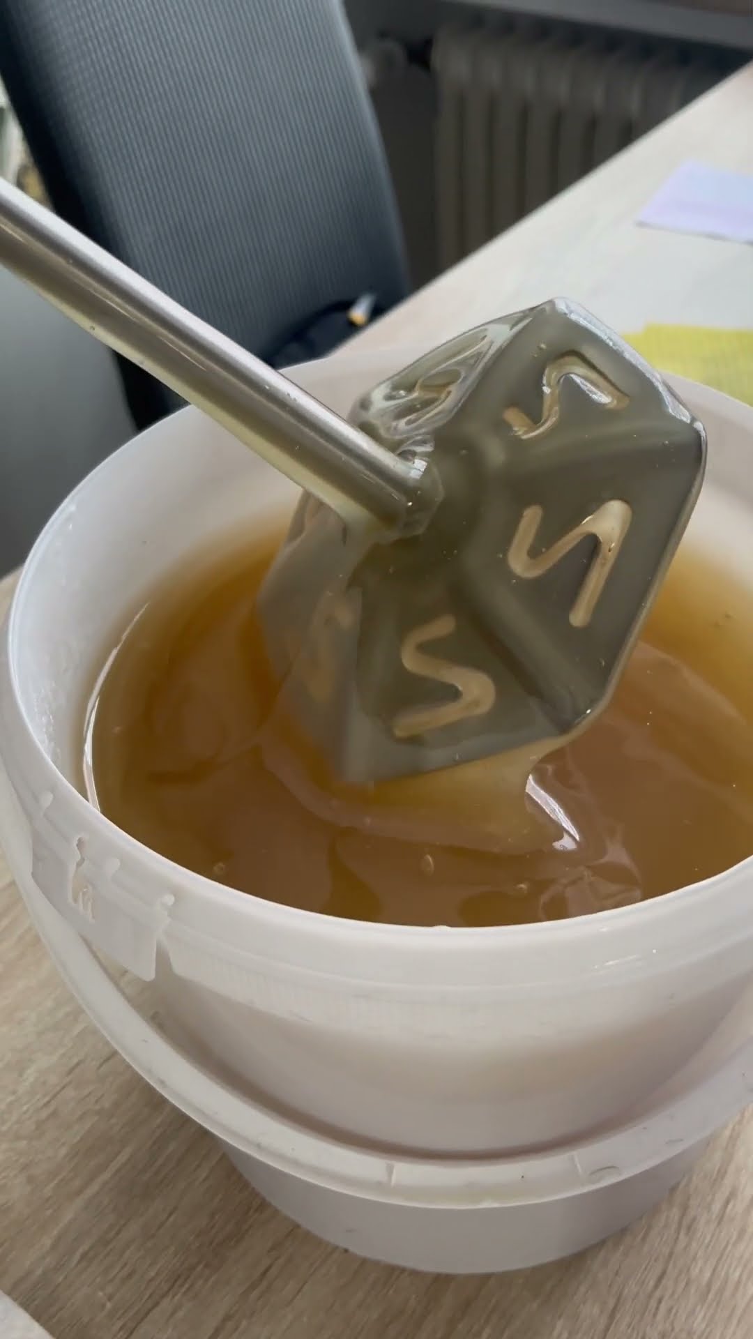 Jetzt wird der Honig 🍯 schön Cremig gerührt. Jeden Tag wird jetzt ...
