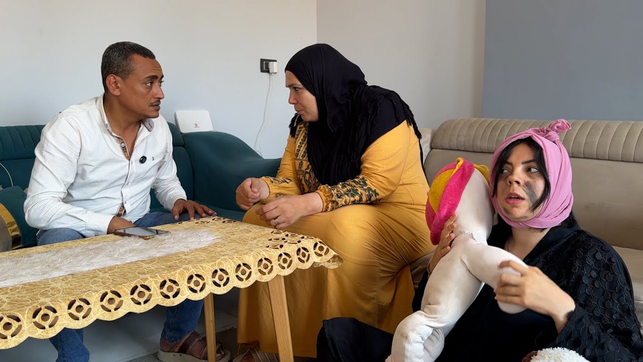 افتكروانها مجنونه ومشفاهما اللى بيعملوه قدمها