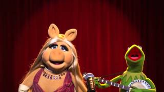 Miss Piggy and Kermit Sing \\