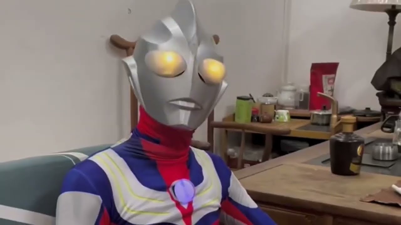 The righteous Tiga was seriously injured in order to help others, so touching!