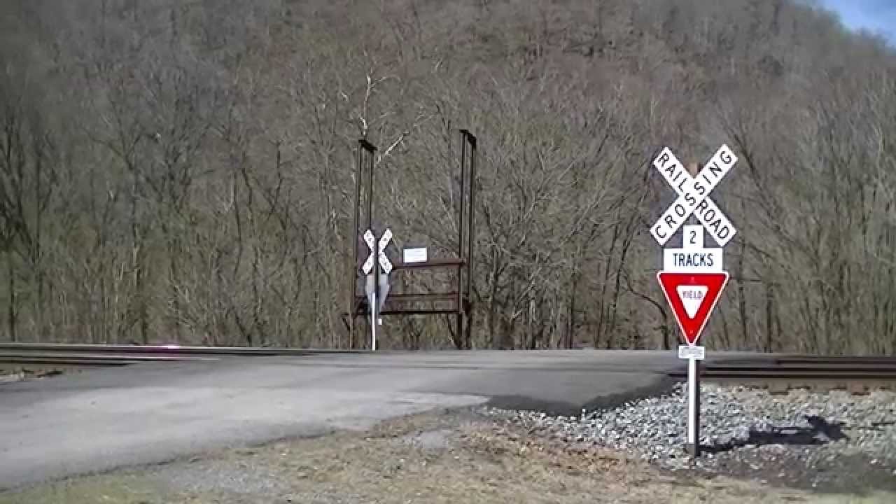 Dash 9 Power with new cast K5LA horn Leads NS 195