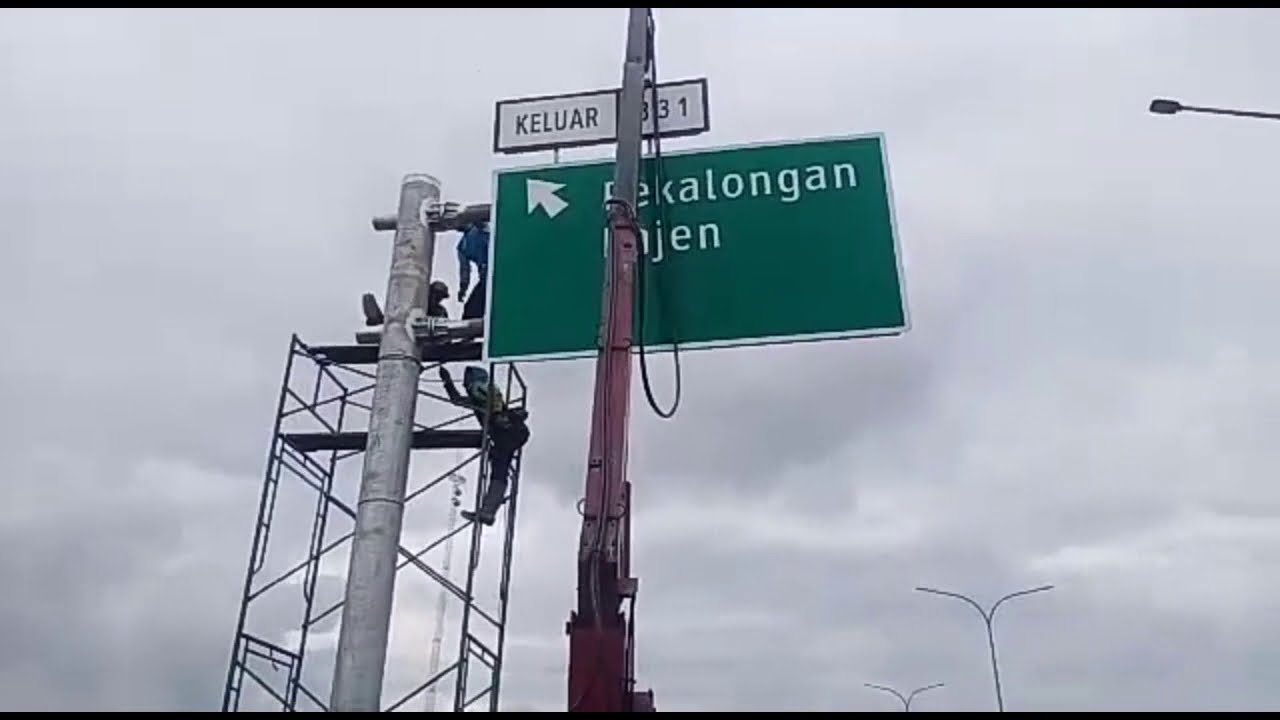 Pengerjaan & Pemasangan Rambu RPPJ / Cantilever - YouTube