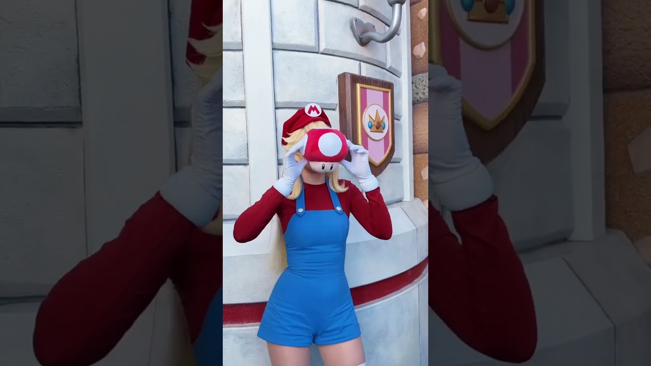 Pov: you met her in Mario Park 👀 #cosplay #mario #nintendo #princesspeach