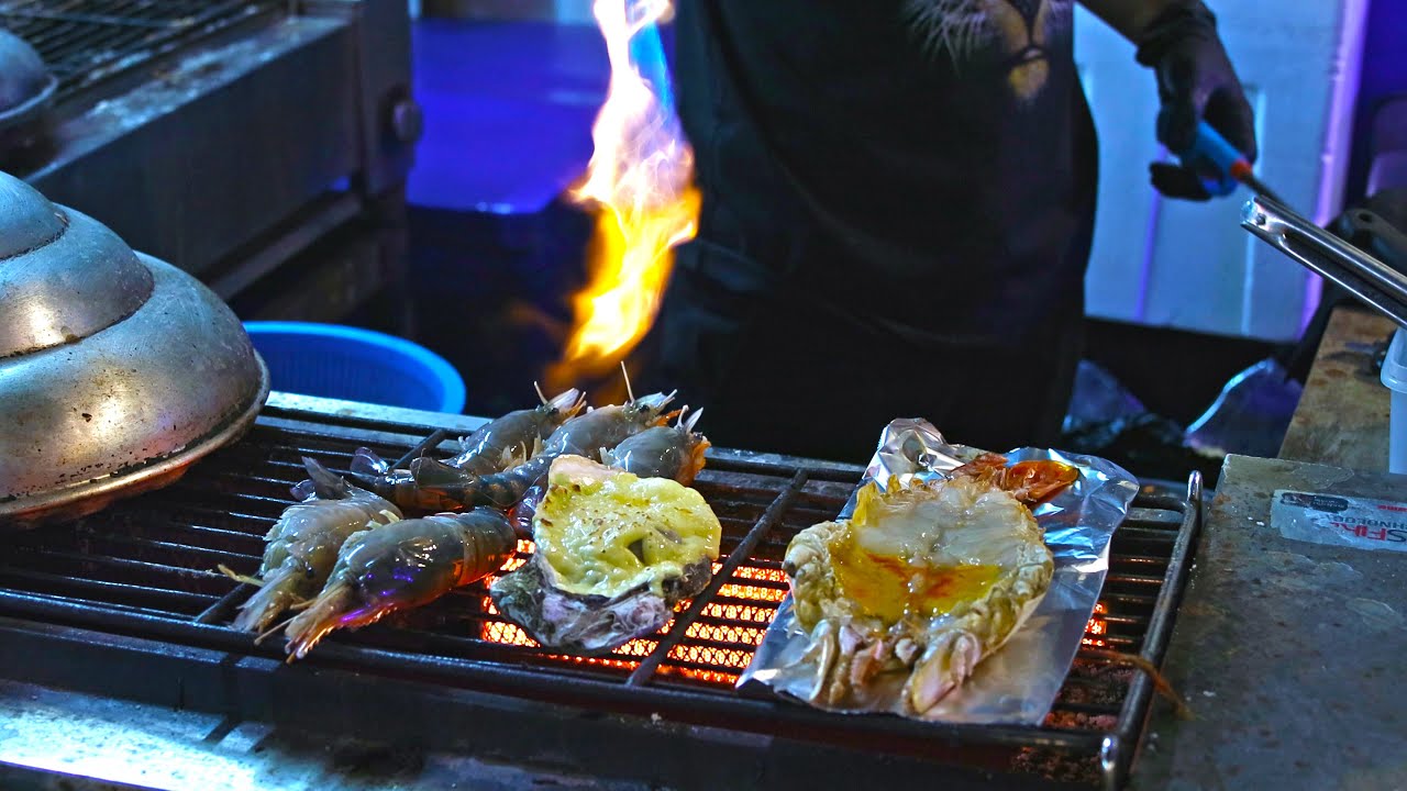 ⁣ALL IN ONE TASTE OF JUICY TENDER CHEWY CREAMY, GRILLED RIVER PRAWN AT JODD FAIRS NIGHT MARKET