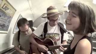 Santaï - Mrs. Optimism (live in the Budapest underground)