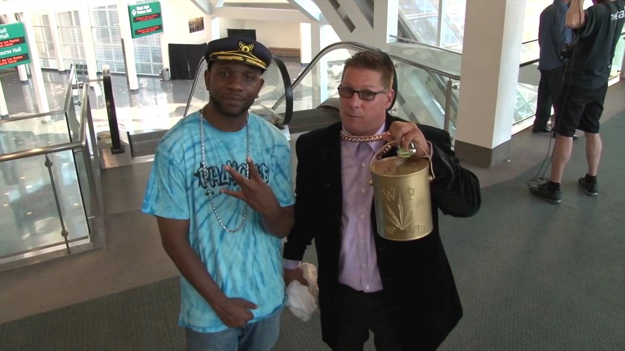 Warren Puffit MAKES IT RAIN WEED AT AWARDS SHOW