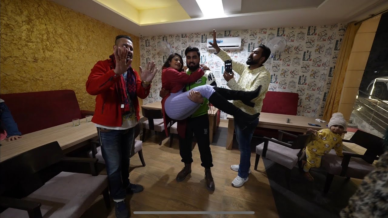 Apni biwi ko uthao aur cha jaao 