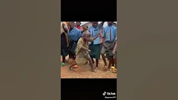 Watoto Wa Shule Wana Dance 