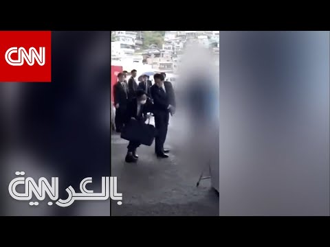 شاهد ما فعله حارس رئيس وزراء اليابان الشخصي لحماية كيشيدا من التفجير