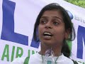 심각한 대기오염, 인도의 산소마스크 등장  Children wear oxygen masks to highlight air pollution in Delhi