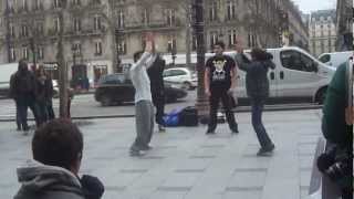 Dançarinos animando a Champs-Élysées - Paris