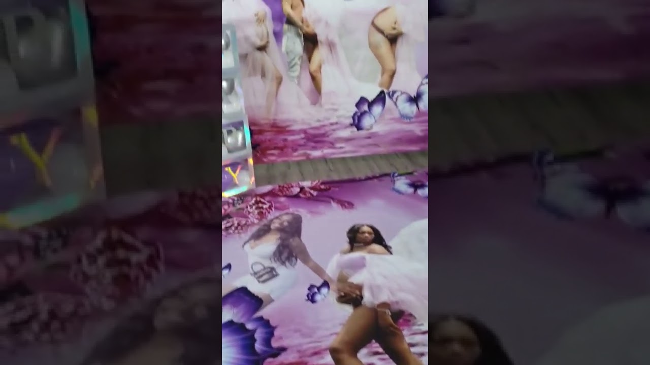 Photoshoot ,Custom Background & Floor Decal. How did I do 😍?