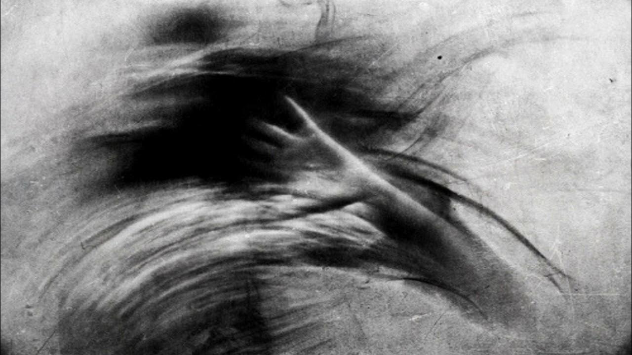 Последние вздохи умирающего. Женщина онкология мертвая. Девушка мертвая фотосессия последний выдох воздуха. Размытые картины. Бронни вэр.