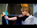 Jennifer lawrence shoots a bow and arrow on el hormiguero