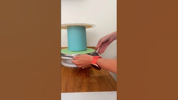 Covering a cake in buttercream using the upside down method #buttercreamcake #cakedecorating