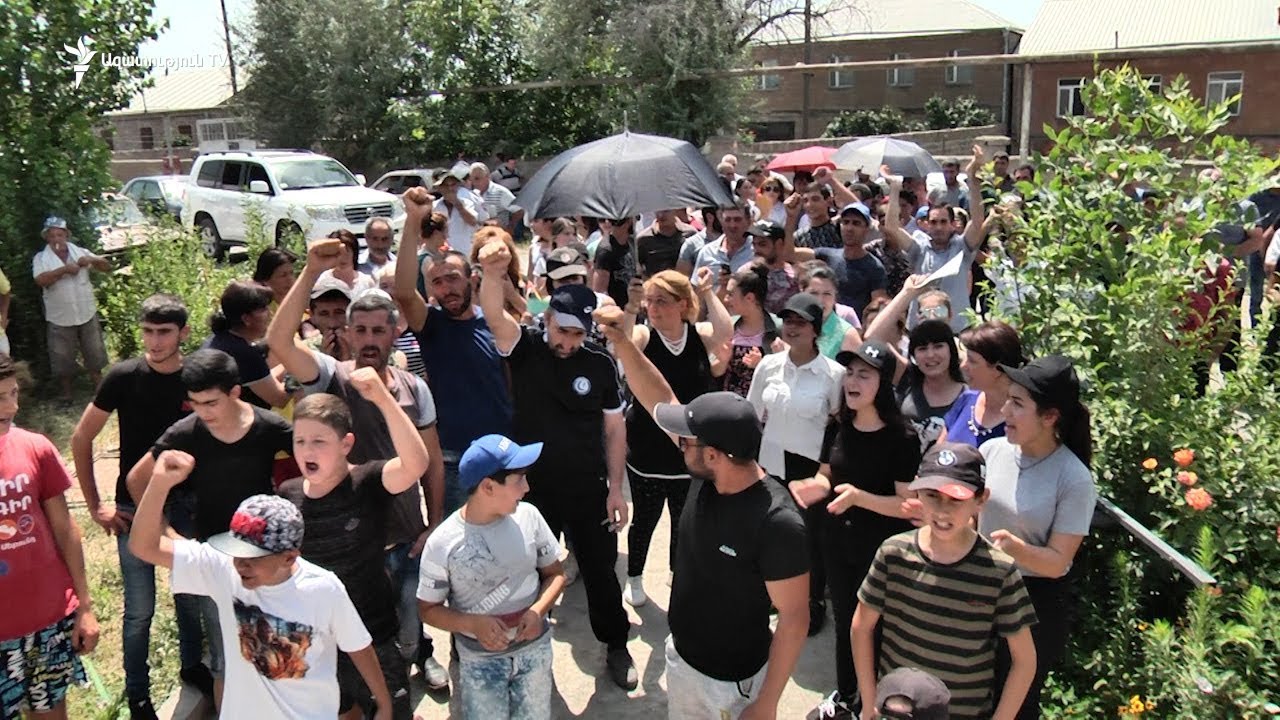Մի խումբ եղեգնուտցիներ պահանջում են գյուղապետի հրաժարականը, նրան մեղադրելով «թալանի» մեջ