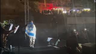 El Cantante Mizrachi, Itai Levi Subió Al Escenario Envuelto En Una Bandera Israelí Yom Yerushalaim