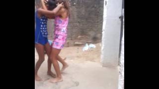 Duas Meninas Brigando Por. Causa. De Barruado