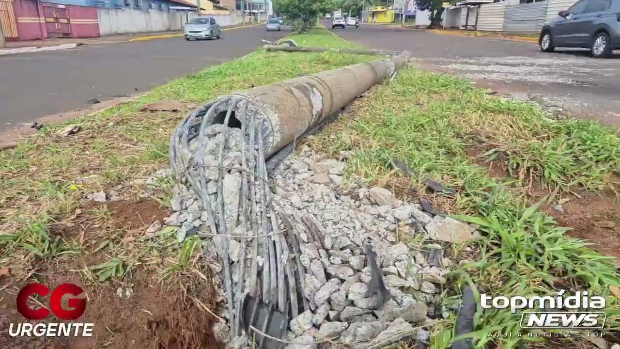 Carro derruba poste e cena é de d3stru1ção na Manoel da Costa Lima