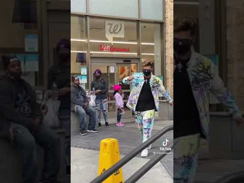 اجمل مقطع بالتاريخ رجل أمريكي يرقص كدام الناس