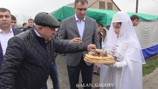 Красиво выдали дочку замуж, по обычаю.