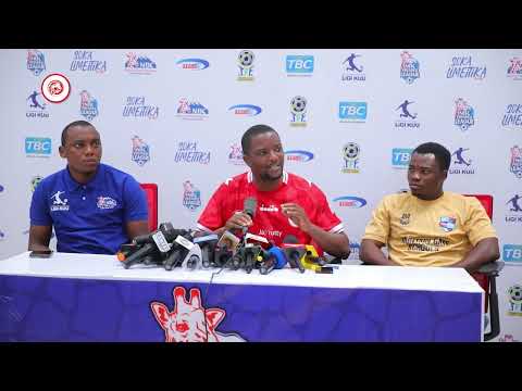 SEMAJI AHMED ALLY ATAMBA MBELE YA MSEMAJI WA FOUNTAIN GATE KUELEKEA MCHEZO WA KESHO WA LIGI