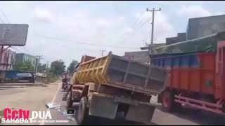 Mobil Tanah Oleng Parah Sampai Ngangkat Ban