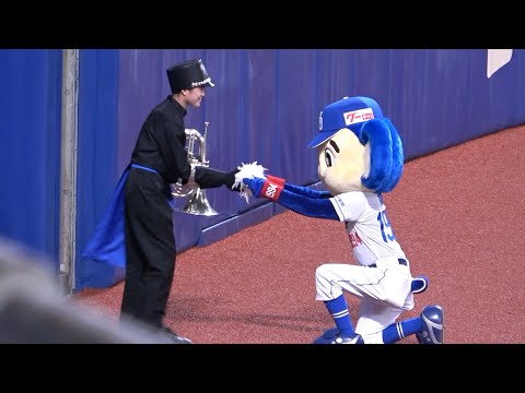 ドアラが拾った落とし物がマーチングバンド団員の元に帰る感動の瞬間！ (2023/08/04)