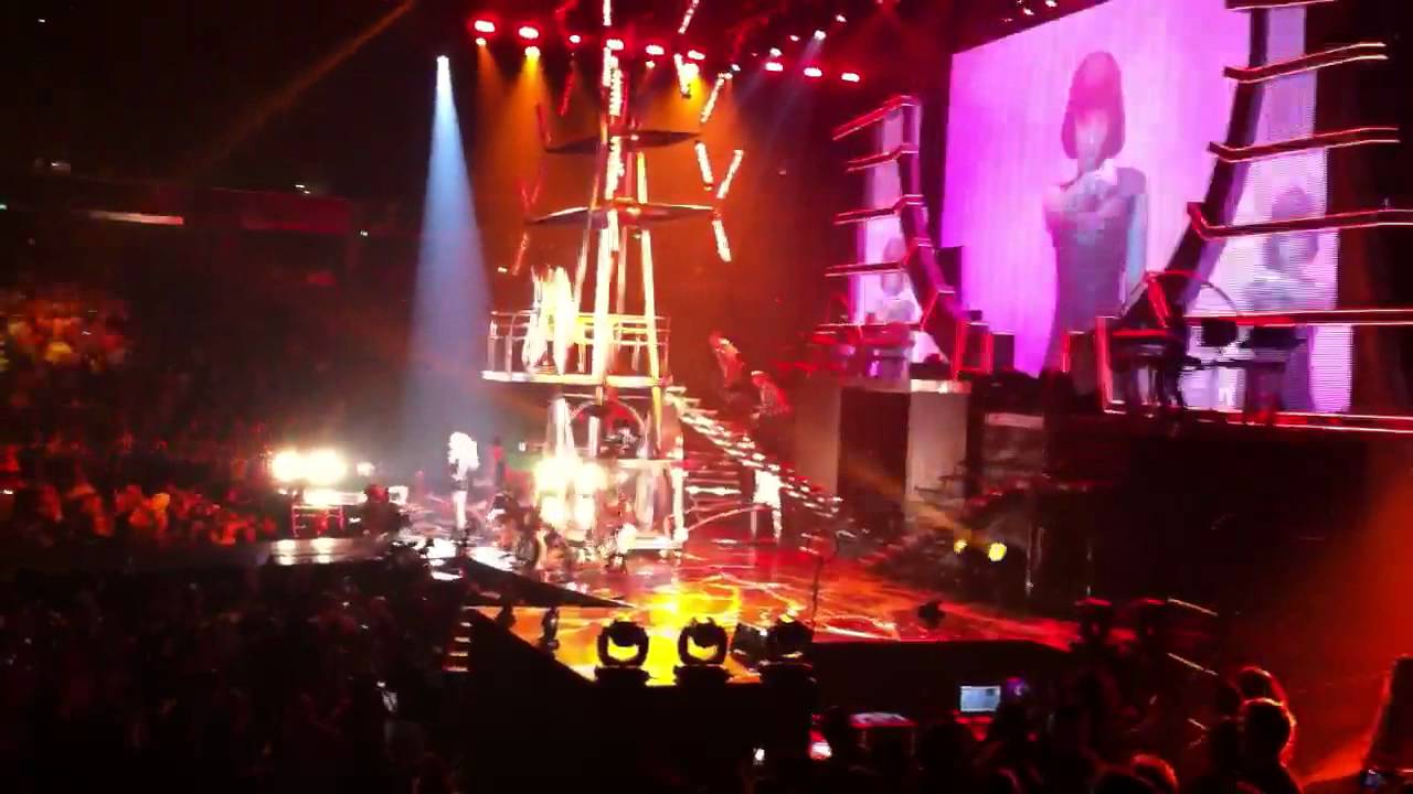 Britney Spears - Till The World Ends (Femme Fatale Tour - Sacramento)