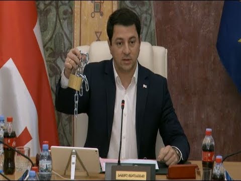 თალაკვაძემ ოპოზიციას ბოქლომი აჩუქა - ბიუროს სხდომააქციის დაშლის შემდეგ