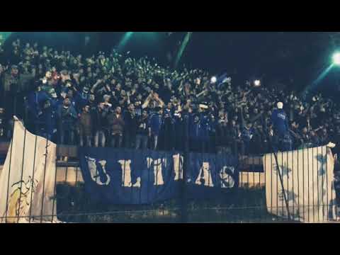 جمهور نادي جبلة العريق في مباراة فريقه مع نادي الوحدة الدمشقي في دمشق