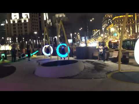 Москва. Качели с подсветкой на Павелецкой площади