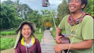 ธิดาลาวไปดำนาช่วยยายเสร็จแล้วมาถ่ายคชิปร้องเพลงต่อ