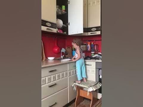 Дочь моет посуду - YouTube