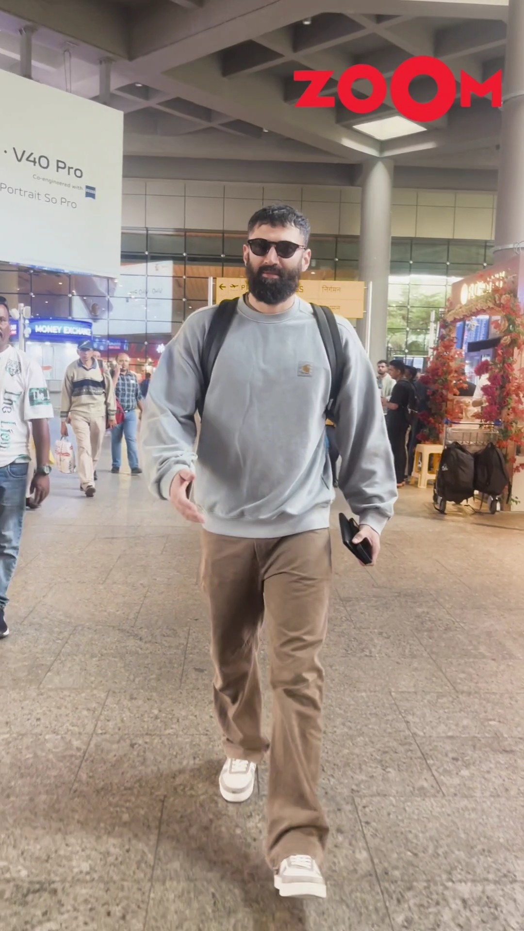 Aditya Roy Kapur’s Sweet gesture; walks slow for paps ? #adityaroykapur #shorts