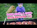 Мастер на все руки ! 🤗 Отец поёт, а сын тем временем готовит отличный шашлык ! )))🔥