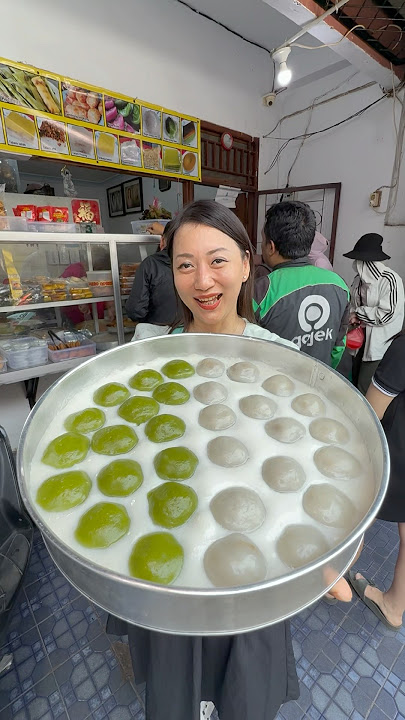 BLUSUKAN LOOKING FOR VIRAL CAKES… IT TURNS OUT THAT IT’S ALREADY SO BUSY IT’S JUST OPENED