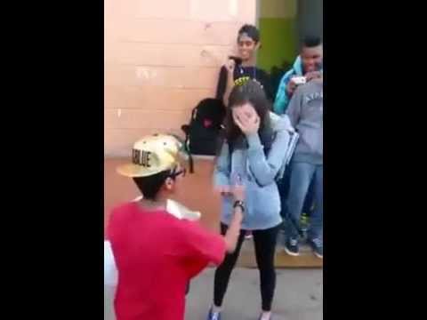طفل لا يتجاوز عمره 15 عام يطلب يد فتاة امام حشد كبير Youtube