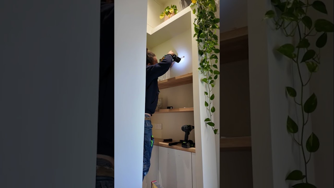 fixer des étagères de manière invisible.. bois massif épaisseur 30mm , rainure de 10mm