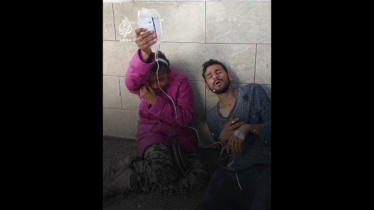 استشهدت العائلة.. طفلة تمسك المحلول لزوج أختها بعد قصف منزلهم