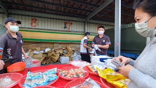 1205-17大姐說能不能便宜點 又廷哥說不然整箱都給你 結果她真的拿一疊大鈔出來買 嘉義趙又廷 海鮮拍賣 海鮮叫賣 星期日馬光黃昏市場 Taiwan seafood auction