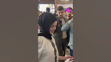 عبير الصغير تتلقى هدية من إحدى معجباتها في مؤتمر سكريبت للمؤثرين في حلب 