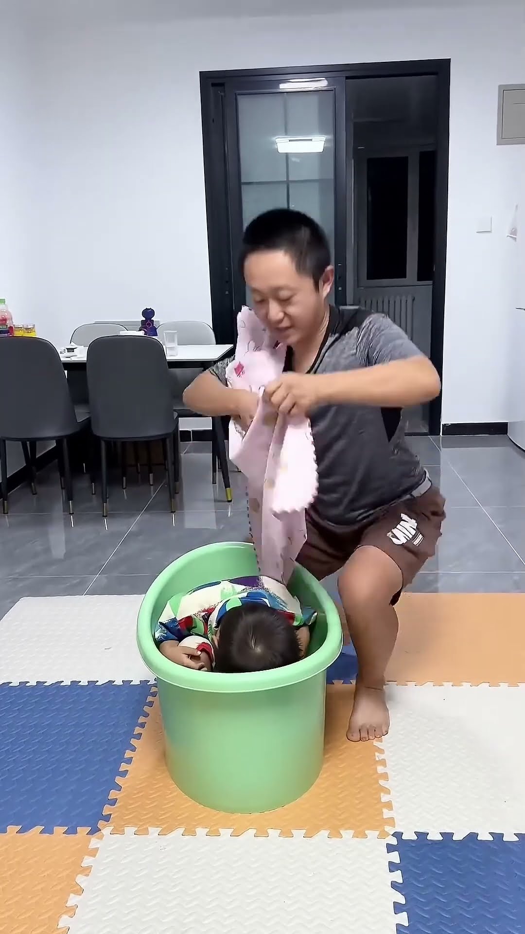 爸爸表演个魔术，儿子是怎么出来的呢!#Cute baby#Cute#呆萌小米宝#聪明宝宝#萌娃#整蛊#测试