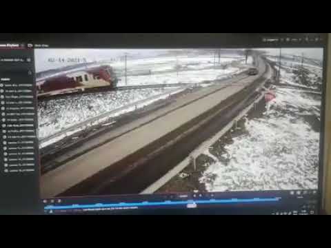 Momentul impactului dintre trenul Dorohoi - Iasi si un BMW, la Vladeni