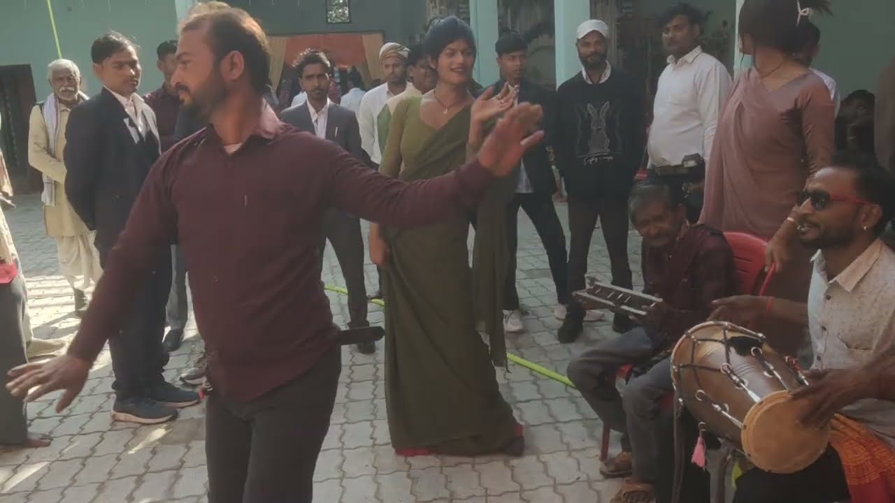 जबरदस्त किन्नर के साथ भाई ने किया डांस