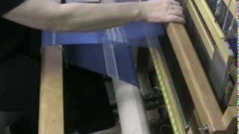 Handweaving - throwing the shuttle